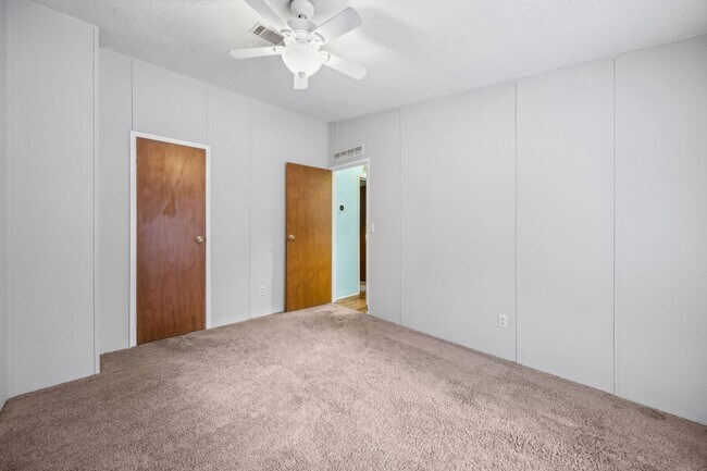 Building Photo - Spacious 3/2 Home on Nearly an Acre in Fer...