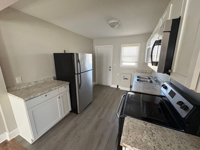 Building Photo - 2 Bedroom available now!!  $900/month!  Updated unit!!