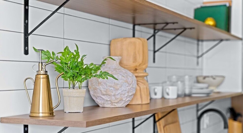 Building Photo - 1135 W Winona St