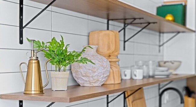 Building Photo - 1135 W Winona St