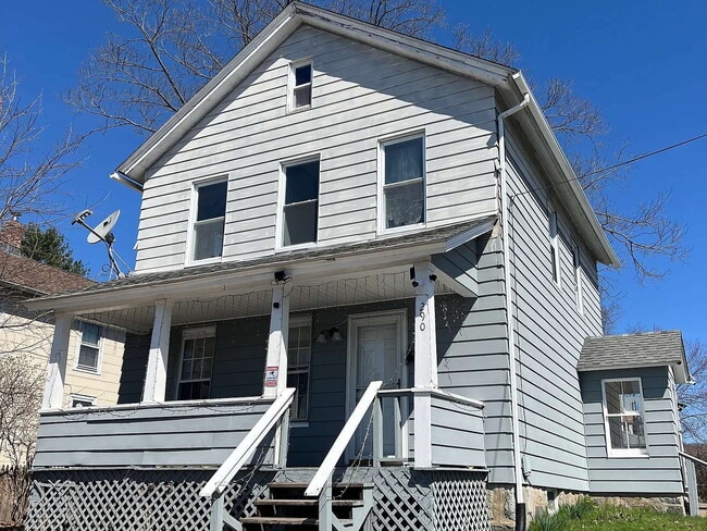 Building Photo - This 3 Bedroom home on the north end