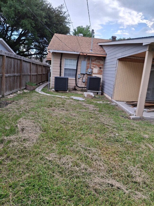 Building Photo - 7525 Edna St