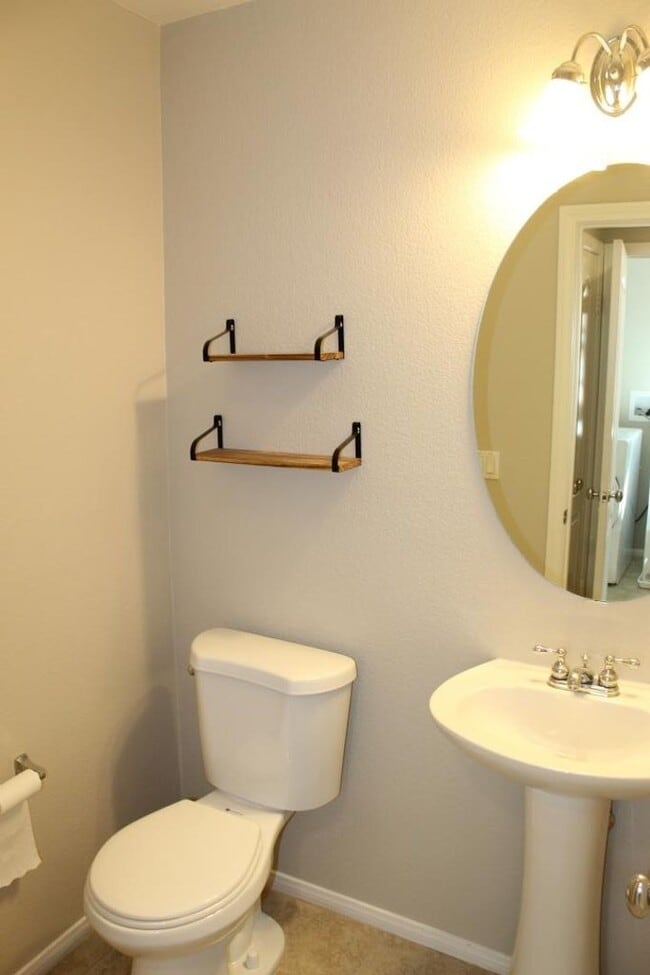 Building Photo - 3 Bd/3.5 Ba townhome w balcony & attached 2 car garage ~ Bishop