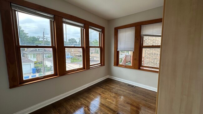 Building Photo - 5632 N St Louis Ave