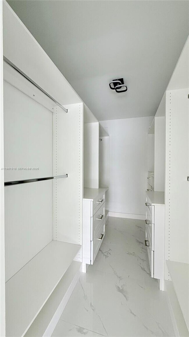 Building Photo - 4174 Inverrary Dr