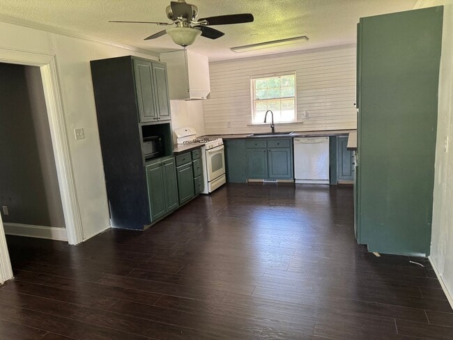 Building Photo - Freshly Painted 3 Bedroom Ranch