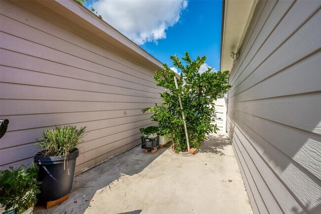 Building Photo - 9511 Farrell Dr