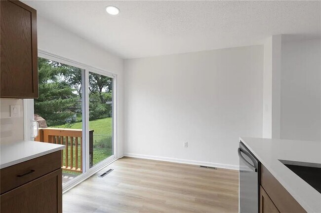 Building Photo - 804 S Montclaire Dr