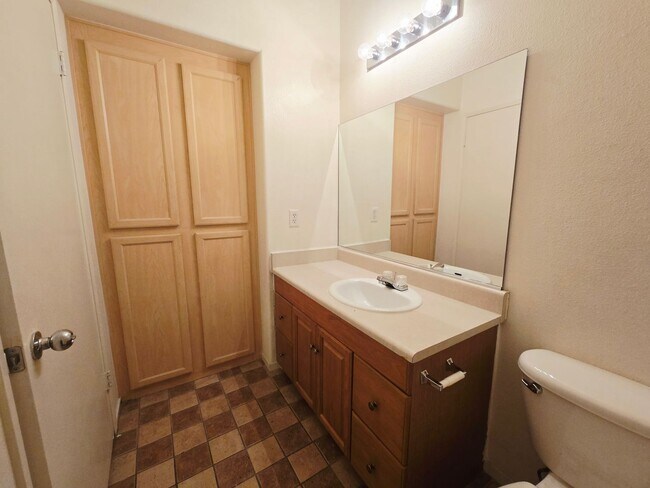 Building Photo - BEAUTIFUL 2 BEDROOM / 2 BATH LOWER LEVEL C...