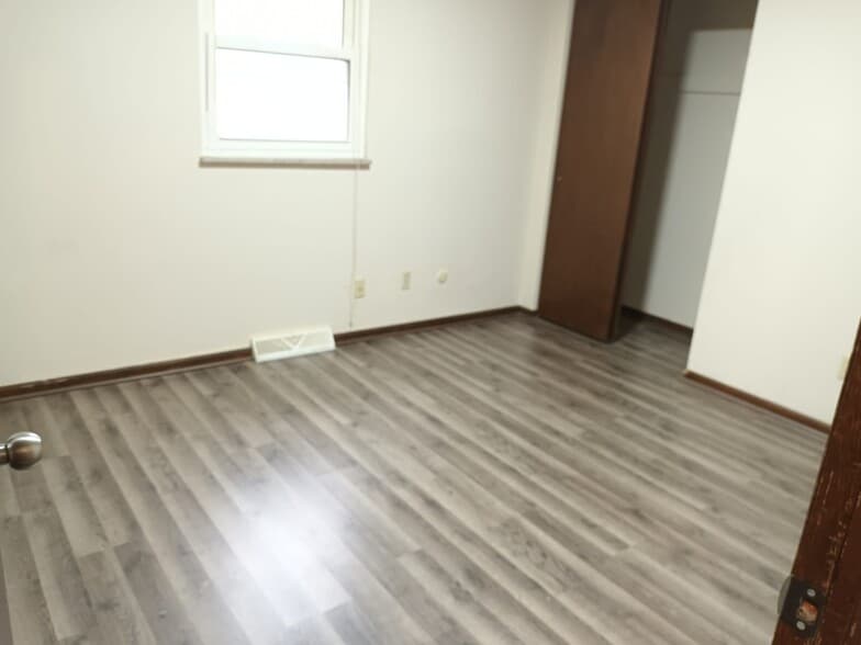 Building Photo - 812 Linworth Rd E