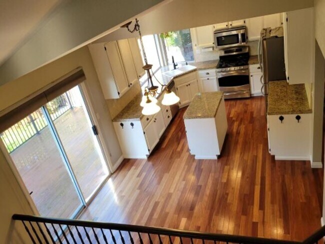Building Photo - "Coveted Comfort: Spacious 4-Bed, 3-Bath H...