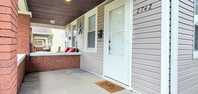 Building Photo - Updated 2 bedroom Townhouse - Garfield Park-South Neighborhood