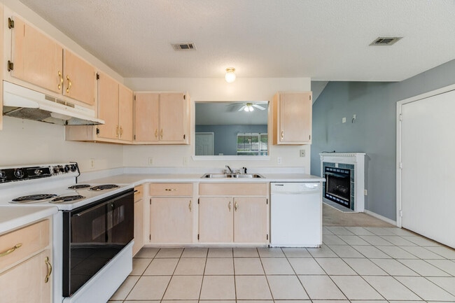 Building Photo - 15 Flora Cove
