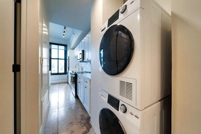 Building Photo - 505 E Travis St