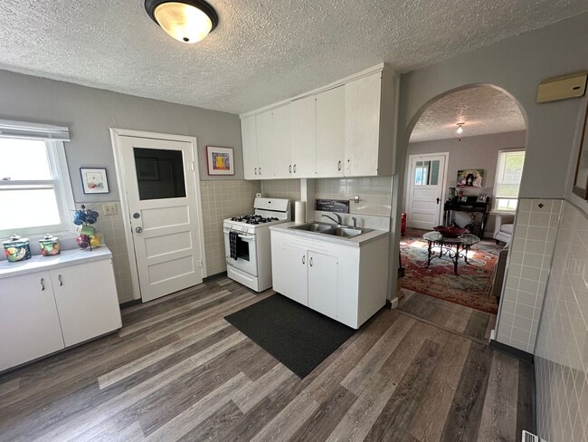 Building Photo - 2 Bedroom Home