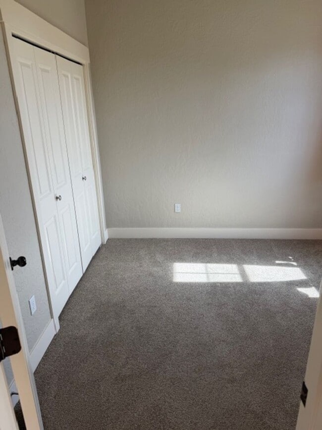 Building Photo - 5 bed/ 4 Bath Townhome in Cheney