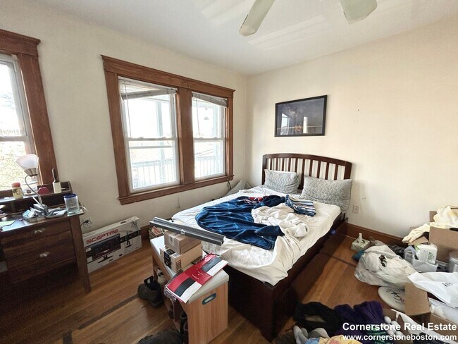 Building Photo - 5 Bed. 2 Full Bathrooms in Mission Hill, L...