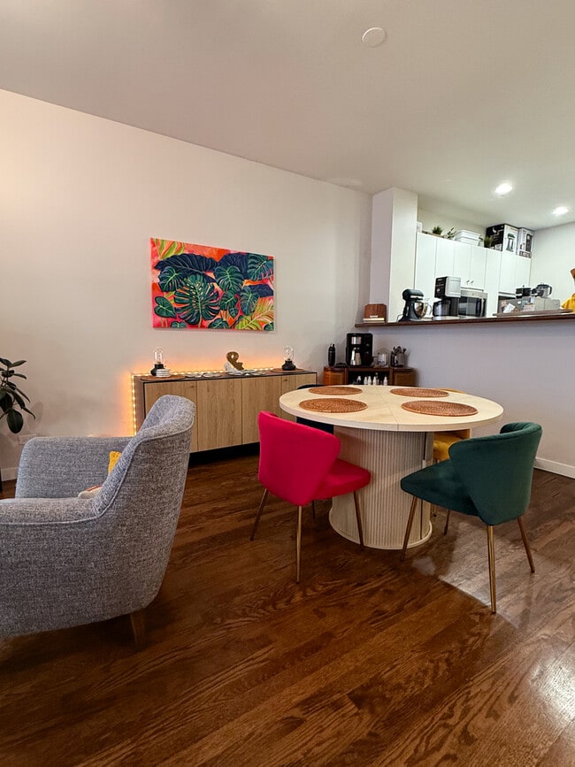 Building Photo - 943 W Huron St