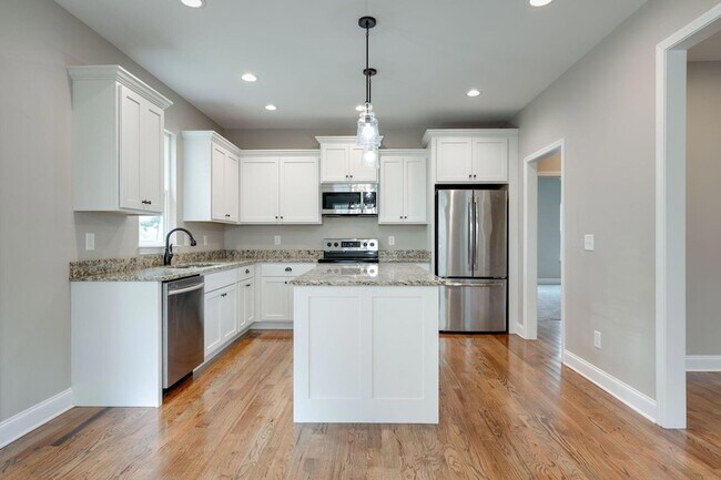 Building Photo - 1725 Oakvale Dr