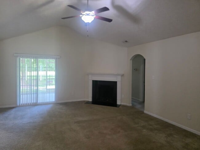 Building Photo - Nice 3 bedroom, 2 bath home with 2 car gar...