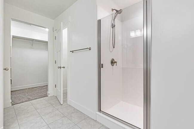 Building Photo - ROW END TOWNHOUSE W 2 CAR GARAGE + AMENITIES