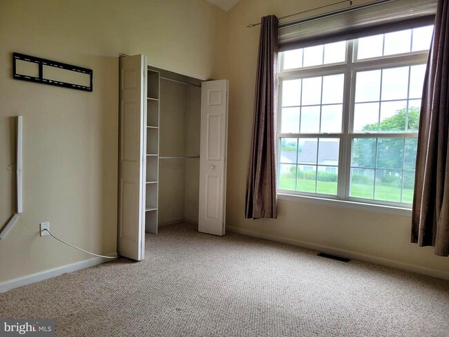 Building Photo - 127 Hickory Ln