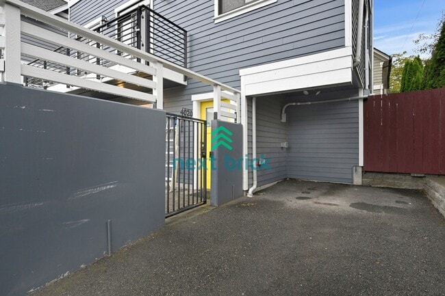 Building Photo - Stunning 2BR and 3BA single family with la...