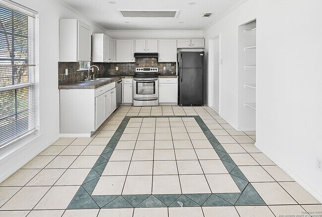 Building Photo - Charming 3 Bedroom in Pipers Meadow