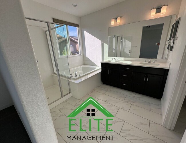 Building Photo - Beautiful 3-Bedroom Home in Desirable Trac...