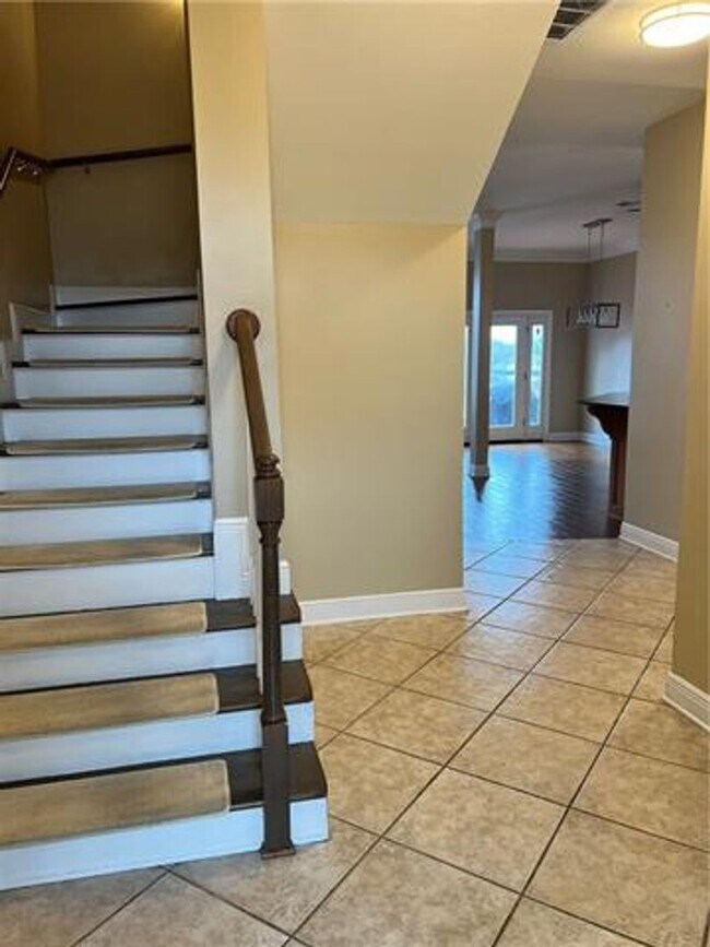 Building Photo - Beautiful and Spacious townhome in gated Clipper Estates. Three bedrooms, each with a private bat...