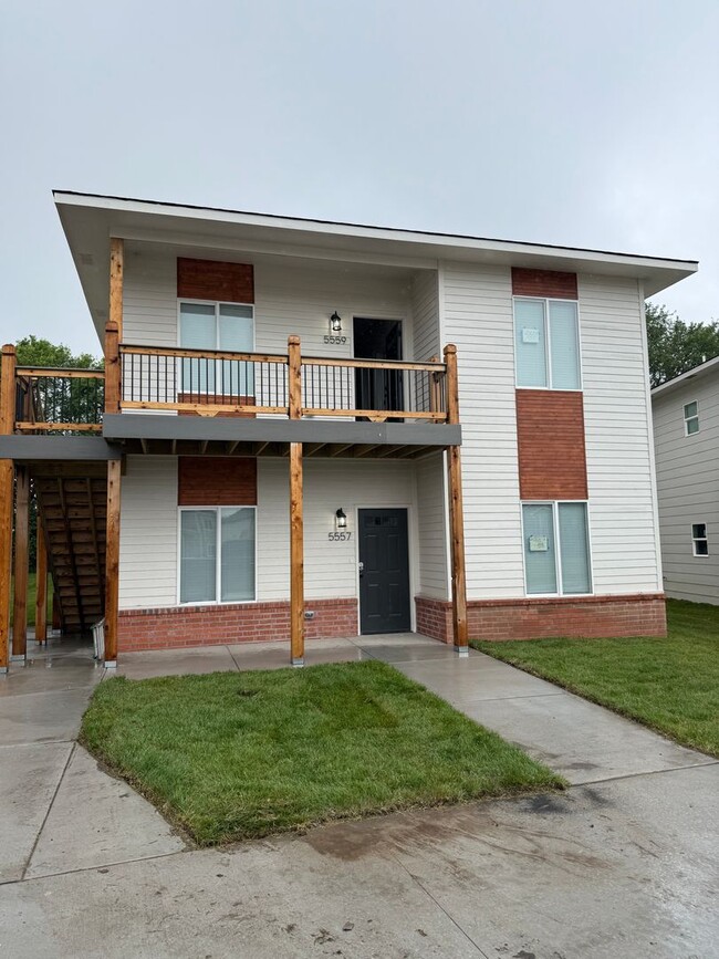 Primary Photo - 5557-59 E 59th St N