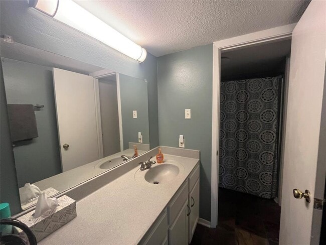 Building Photo - 1818 S Lakeshore Blvd