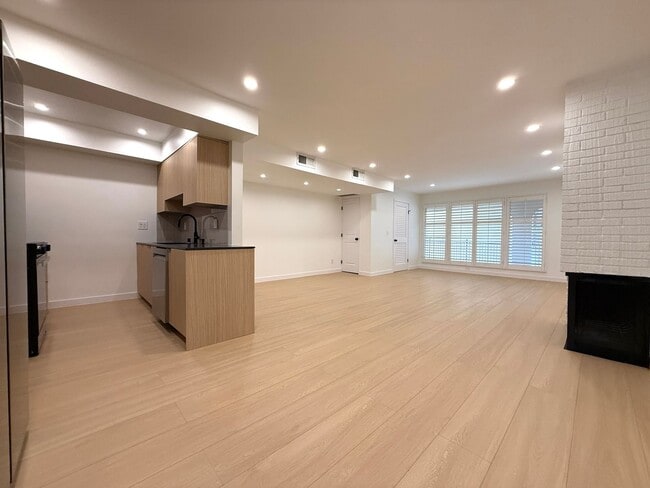 Building Photo - WeHo 1 Bed 1 Bath with W/D in unit, new kitchen, and walk-in closet!