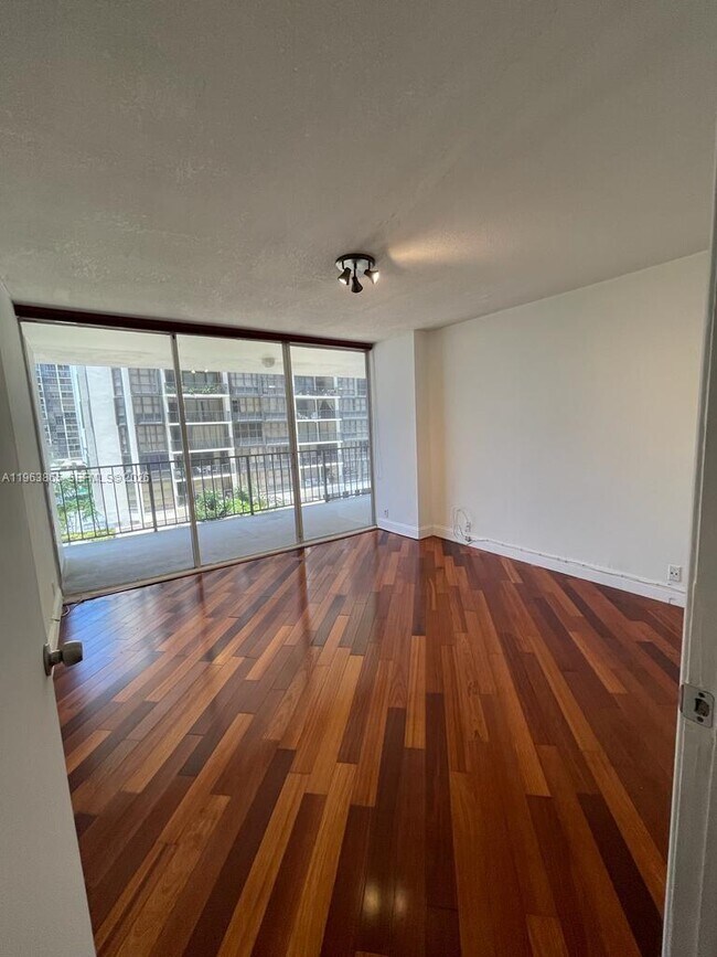 Building Photo - 1865 Brickell Ave