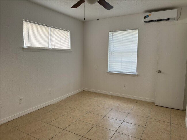 Building Photo - 3833 Mt Pleasant St