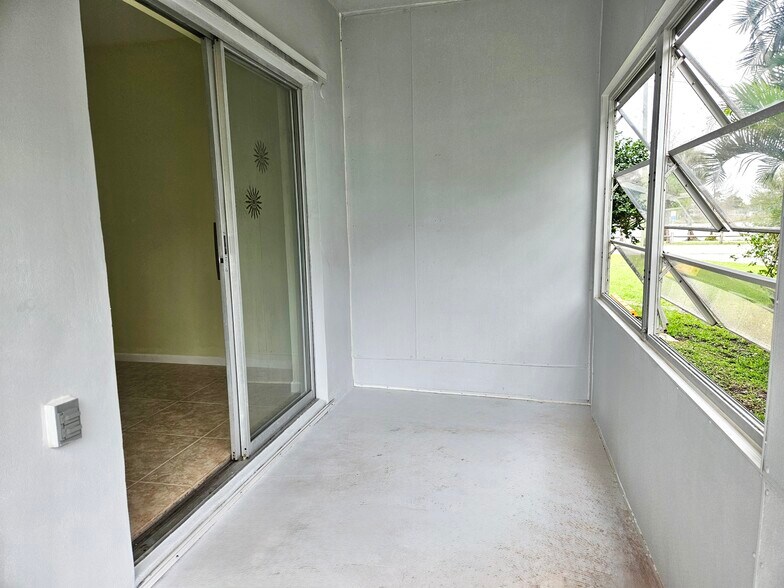 Building Photo - 1950 Lake Osborne Dr