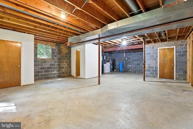 Building Photo - 2710 Hidden Valley Rd