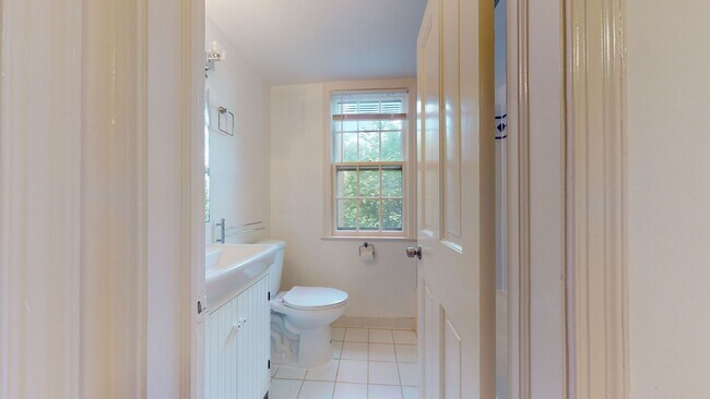 Building Photo - Spacious, Light-filled One Bedroom One Bat...