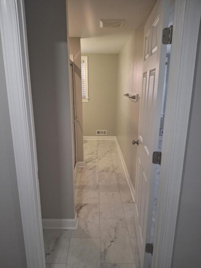 Building Photo - 3 Bedroom 2 Bath