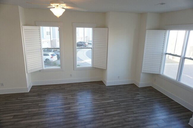 Building Photo - 3BR/3.5BA End Unit Townhome in Summerwalk!  $2,975/month - Pet friendly*
