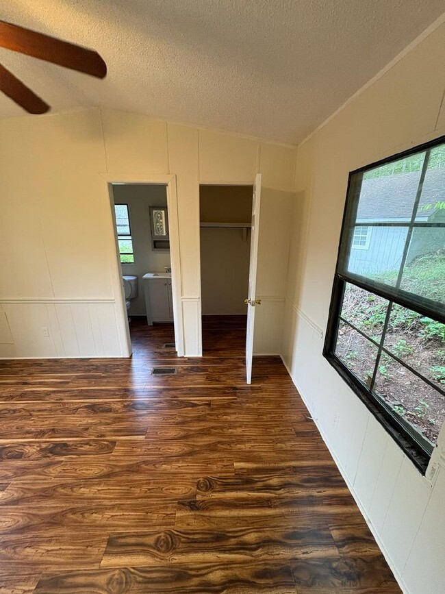 Building Photo - Nice 2 Bedroom in Candler