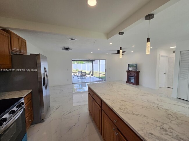Building Photo - 305 SE Airoso Blvd