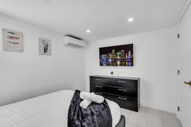 Building Photo - 1255 NE 199th St