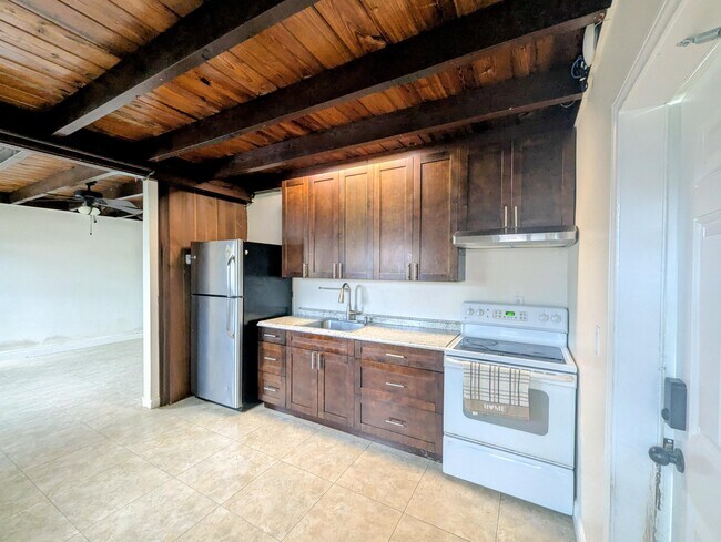 Building Photo - 321 SE 15th Ave