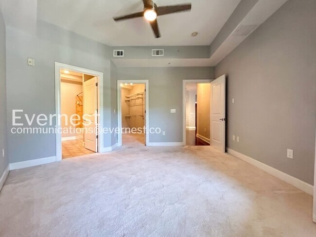 Building Photo - 3 Bed/2.5 Bath Condo with Modern Amenities / Available Now!
