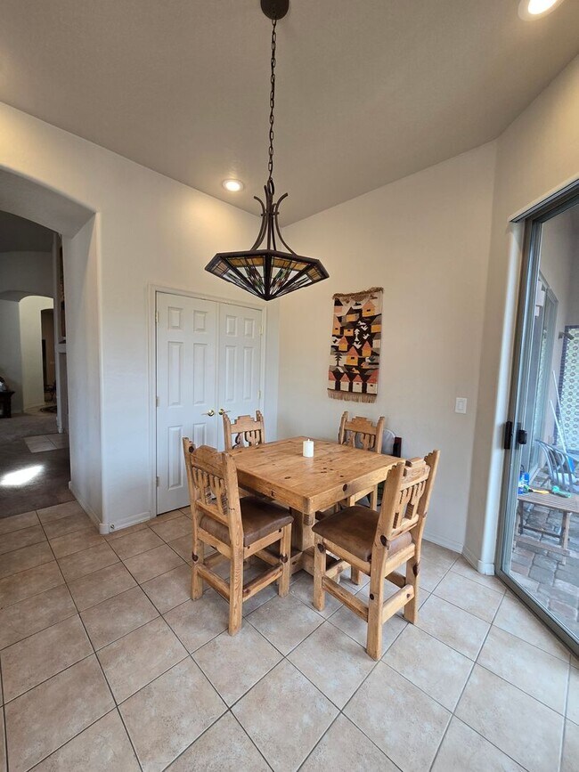 Building Photo - 170 Colinas