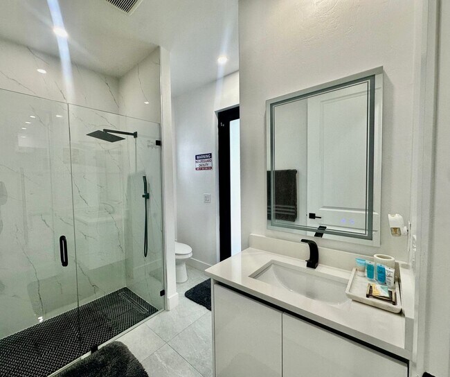 Building Photo - Fully Furnished Annual Rental- 3 Bedroom 2 Bathroom - Pool and Waterfront- NE CAPE CORAL