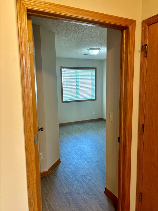 Building Photo - Updated One Level 2 Bedroom Townhome