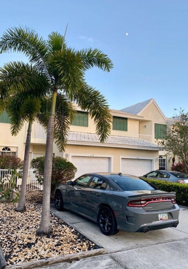 Building Photo - 619 NE 7th Ave