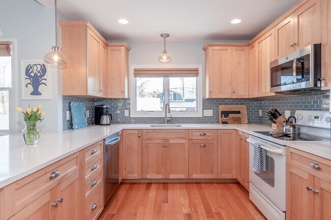 Building Photo - 26 Mattakiset Rd